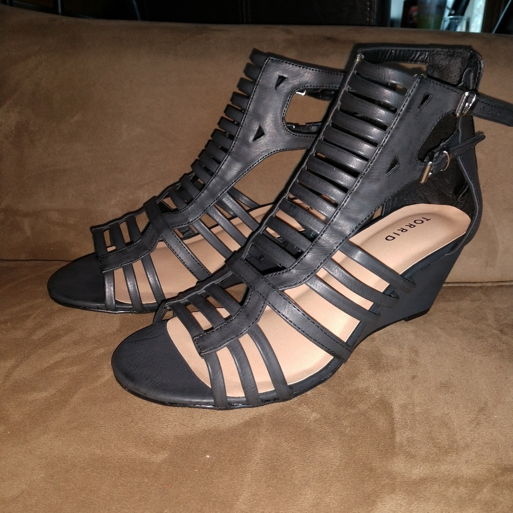 Black cage mini wedge heels